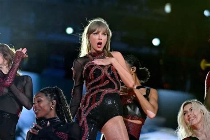 Taylor Swift fans panicking as Ticketmaster waiting room keeps glitching